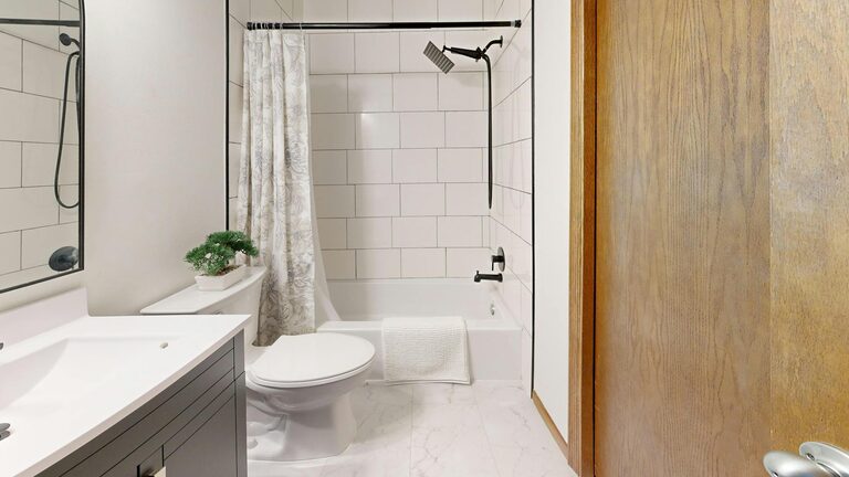 How to Create a Minimalist Bathroom Setup: Simple Steps for a Clean, Calm Space